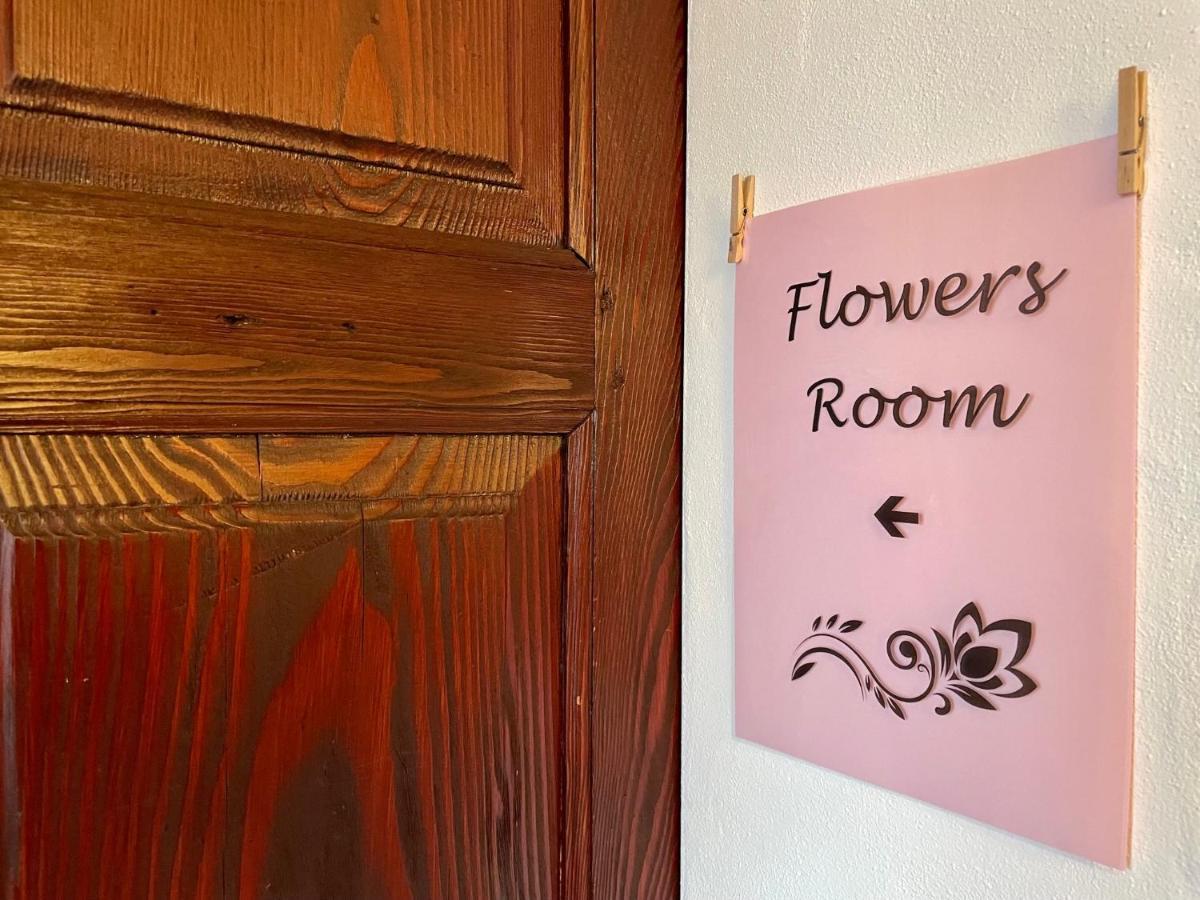 1912 - Flowers Room - Budget For Young لوكارنو المظهر الخارجي الصورة